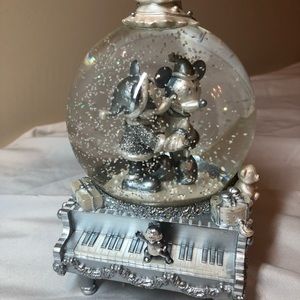 Mickey and Minnie Christmas Snowglobe